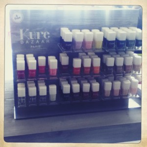kure-bazaar-test-vernis-naturel-presentoir-bon-marche