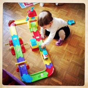 petit-train-vtech-bebe-tchou-tchou-bolides-2