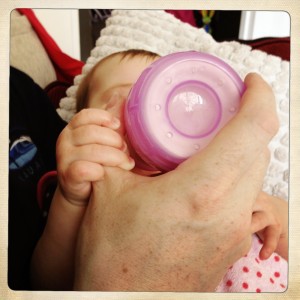 photo-bebe-biberon-main