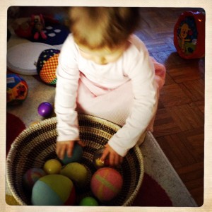 photo--bebe-panier-balles-boules-montessori-paris-15-mois