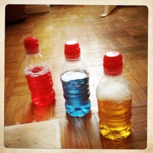 photo--bouteilles-colorees-montessori-eau-coloran-copie-1
