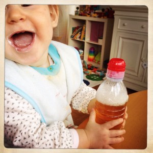 photo--bouteilles-colorees-montessori-eau-colorant-aliment