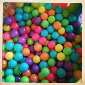 photo--test-piscine-a-boules-wonder-maman-multicolore