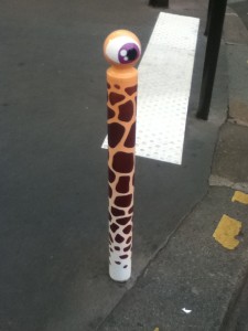 poteau-ville-peint-paris-animaux-girafe