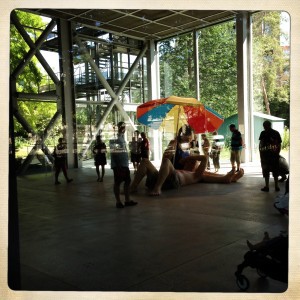 ron-mueck-fondation-cartier-paris-exposition-photo-parasol