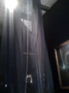 guillotine-lumineuse-exposition-crimes-et-chatiments-paris