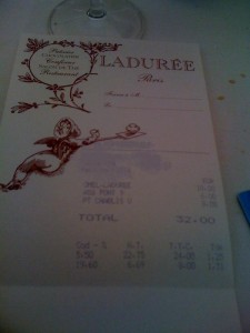 Laduree-paris-champs-elysees-mauvais-dejeuner-macarons-P