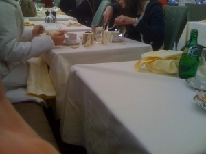 Laduree-paris-champs-elysees-mauvais-dejeuner-macarons-P