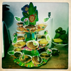 Idée gouter anniversaire bébé ou enfant sur le thème de la jungle et du zoo. Pyramide de cupckage