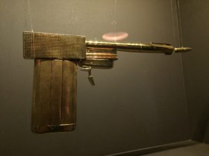 L'Exposition James Bond 007 à Paris pistolet d'or