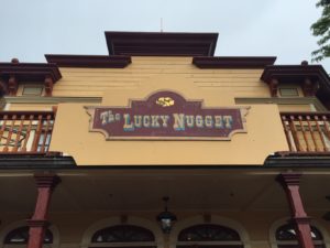 The Lucky Nugget un déjeuner spectacle à Disneyland idée